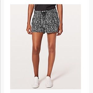 Lululemon On The Fly short 2.5”